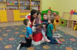 2023-12-20 - Biedronki - Zajęcia świąteczne z mamą Kalinki połączone z czytaniem bajki w ramach akcji ABC Całą Polska czyta dzieciom