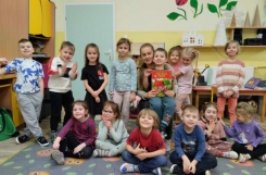 2024-01-22 - Biedronki - Mama Oliwii i Szymona czyta bajkę w ramach akcji ABC Cała Polska czyta dzieciom