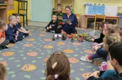 2024-02-29 - Biedronki - Mama Olafa czyta bajkę w ramach Akcji ABC Cała Polska czyta dzieciom